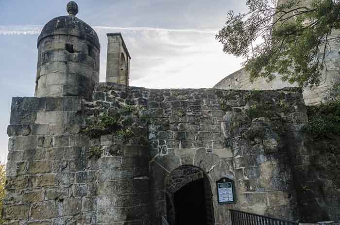Guipúzcoa - San Sebastián 101 - monte Urgull - castillo de La Mota.jpg